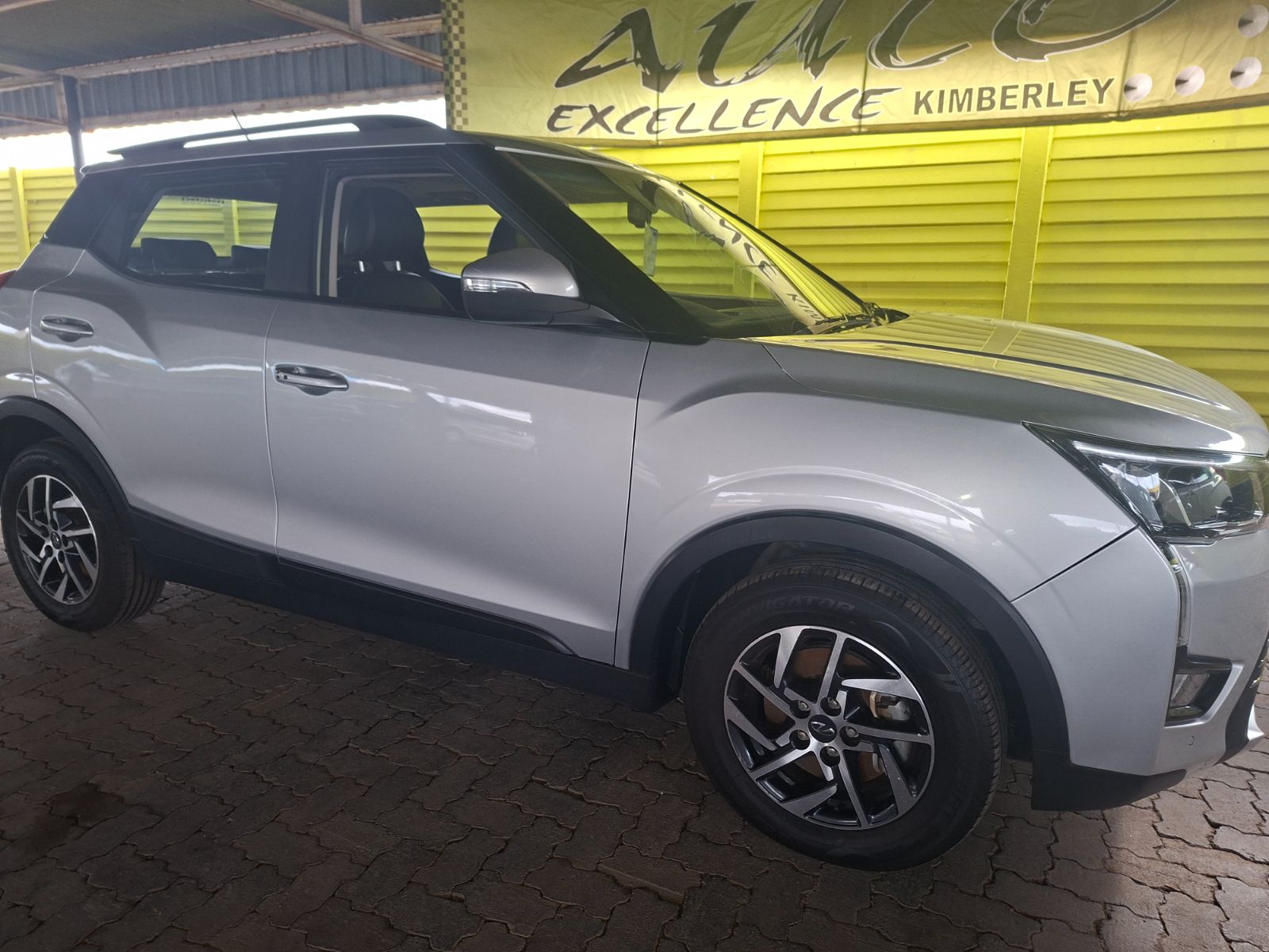 2022 MAHINDRA Kuv300 1.2T w8